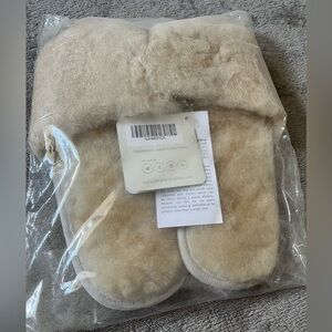 NWT Samantha Holmes Alpaca Fur Slippers in Champagne color
